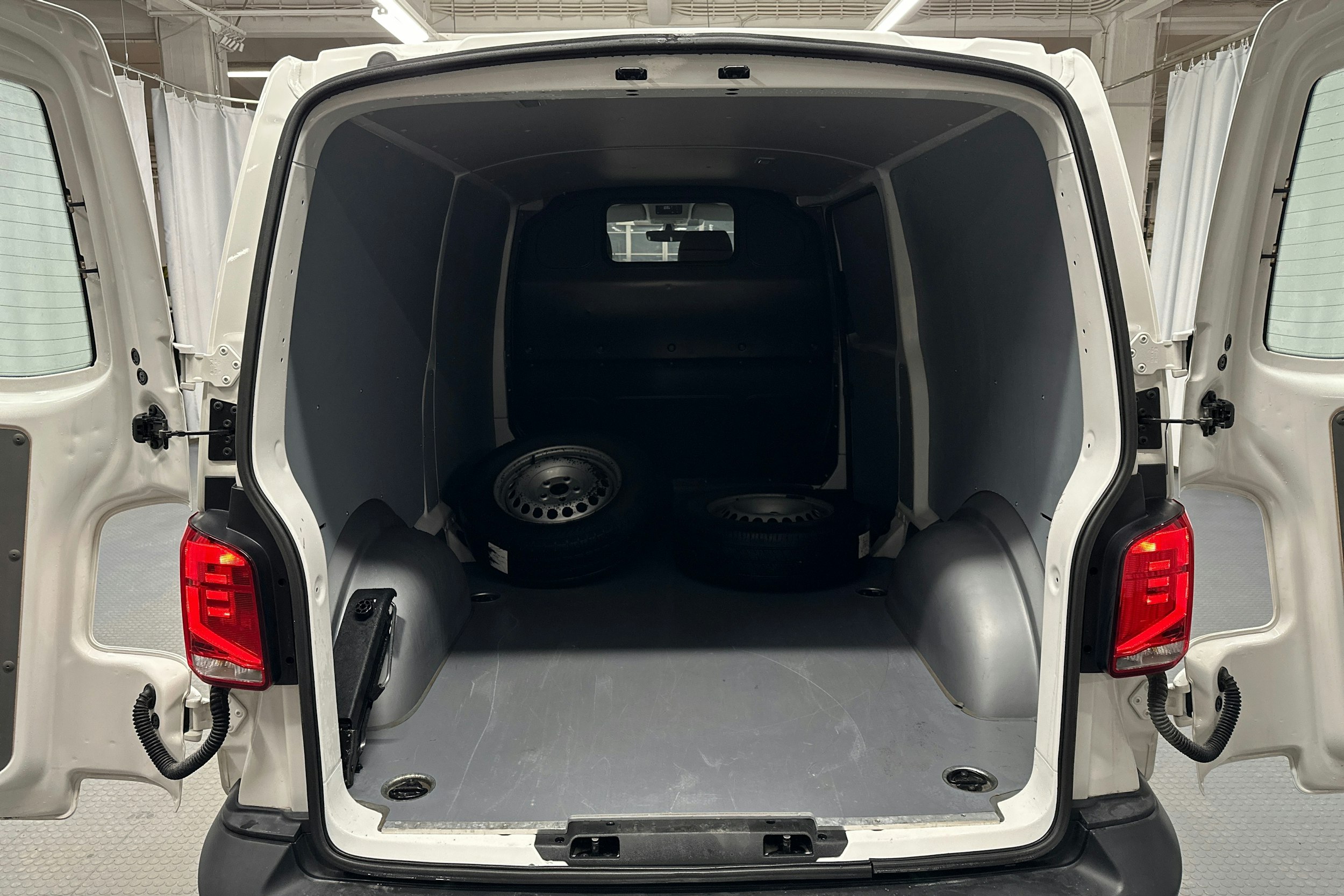 valkoinen Volkswagen Transporter 2024 kuva 19.