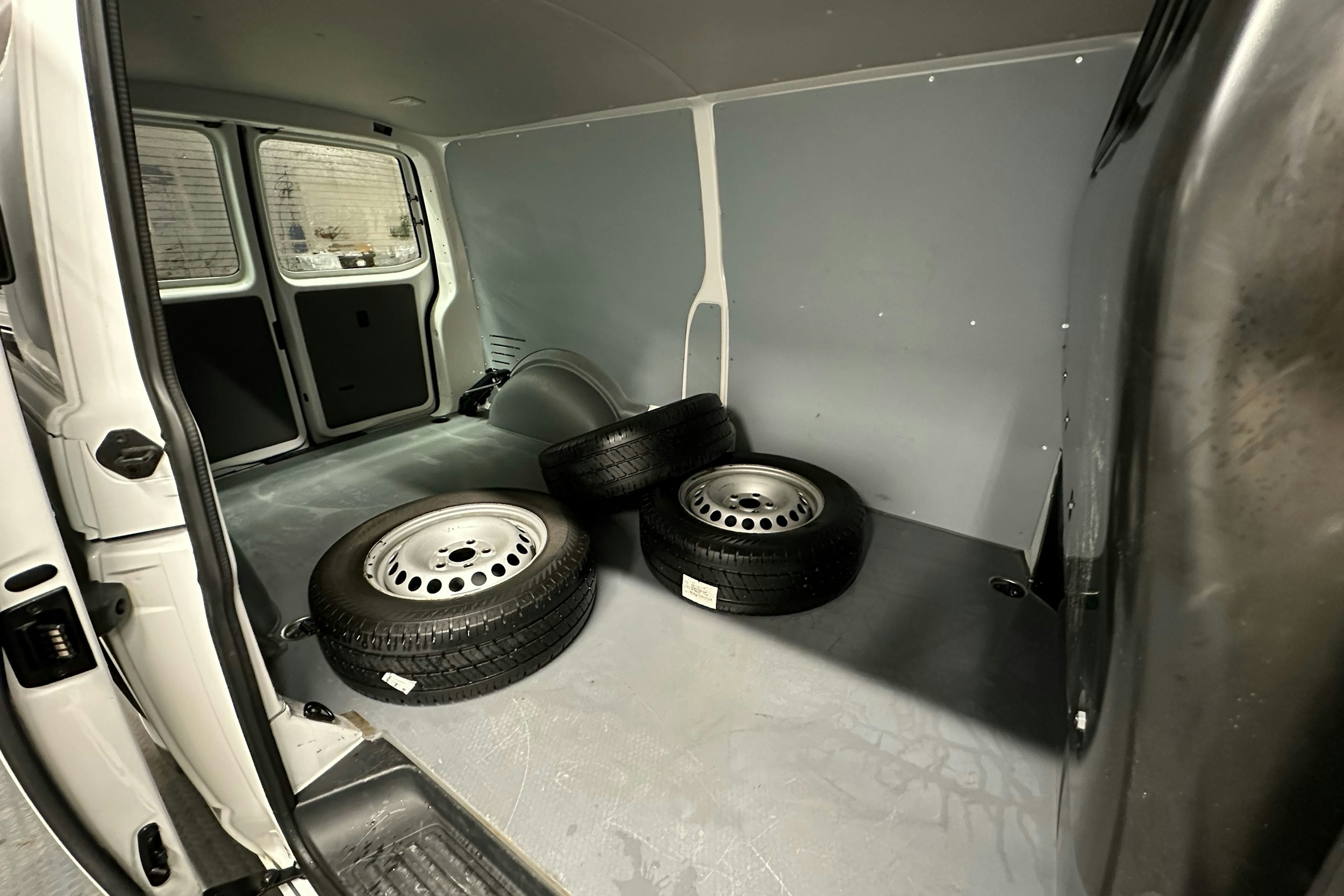 valkoinen Volkswagen Transporter 2024 kuva 20.