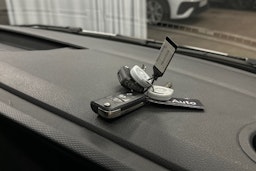 valkoinen Volkswagen Transporter 2024 kuva 21.