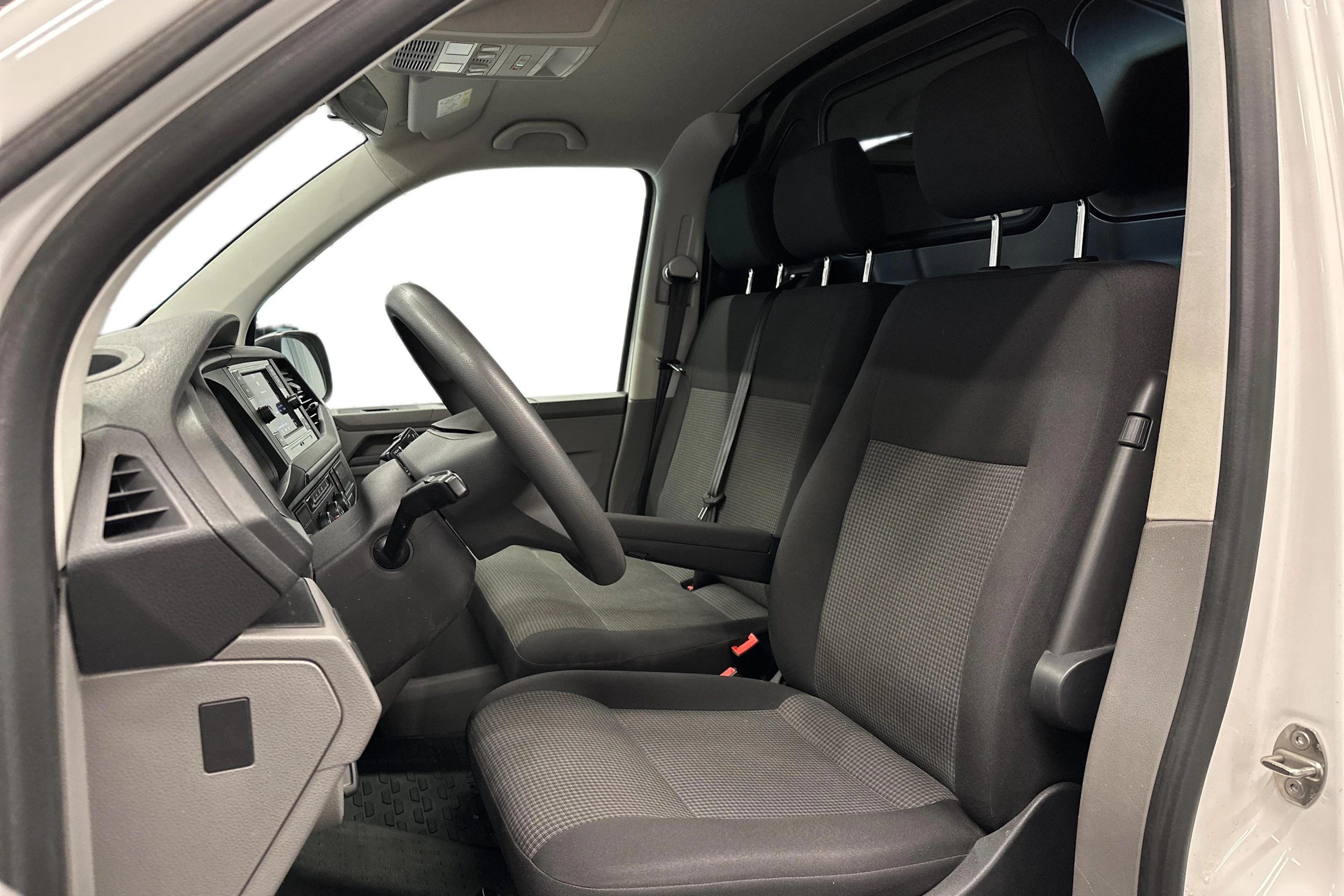 valkoinen Volkswagen Transporter 2024 kuva 8.