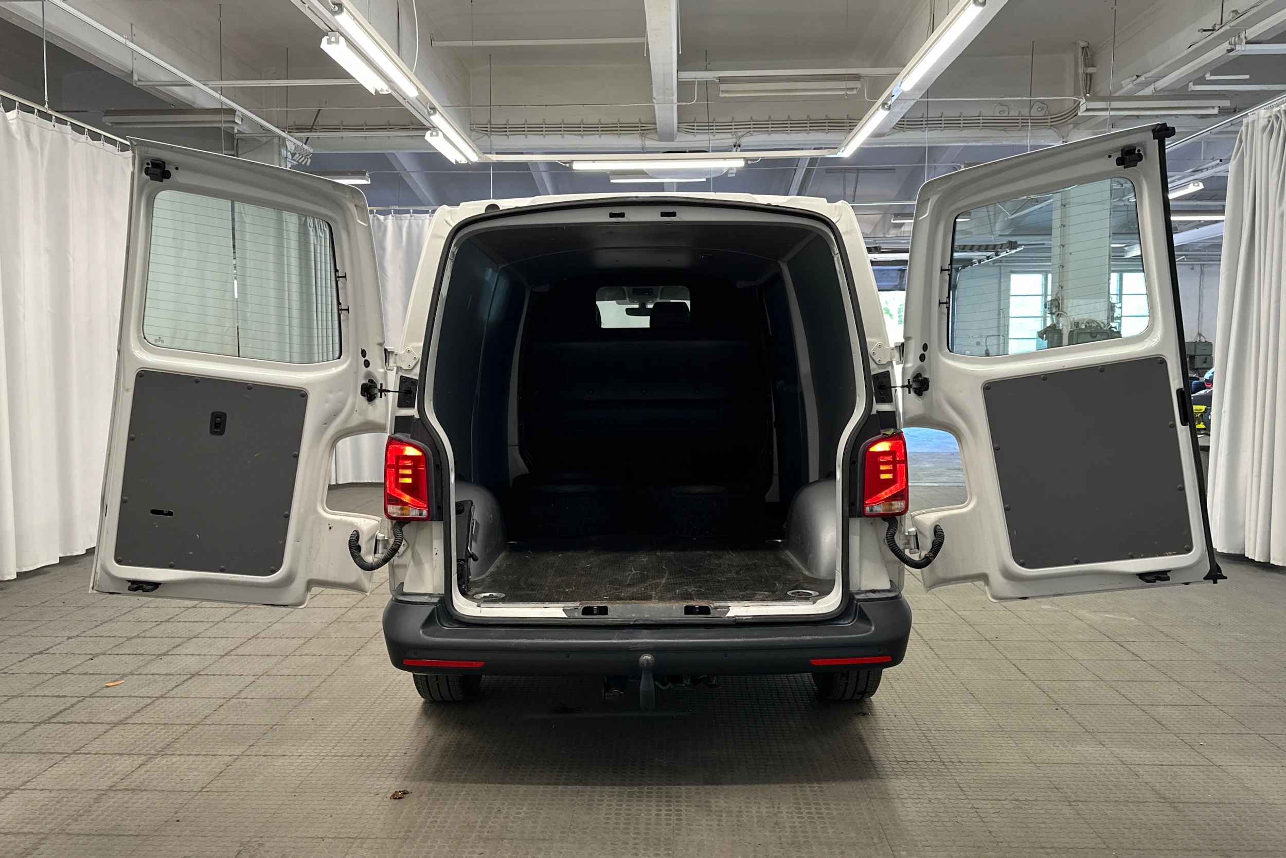 valkoinen Volkswagen Transporter 2024 kuva 11.