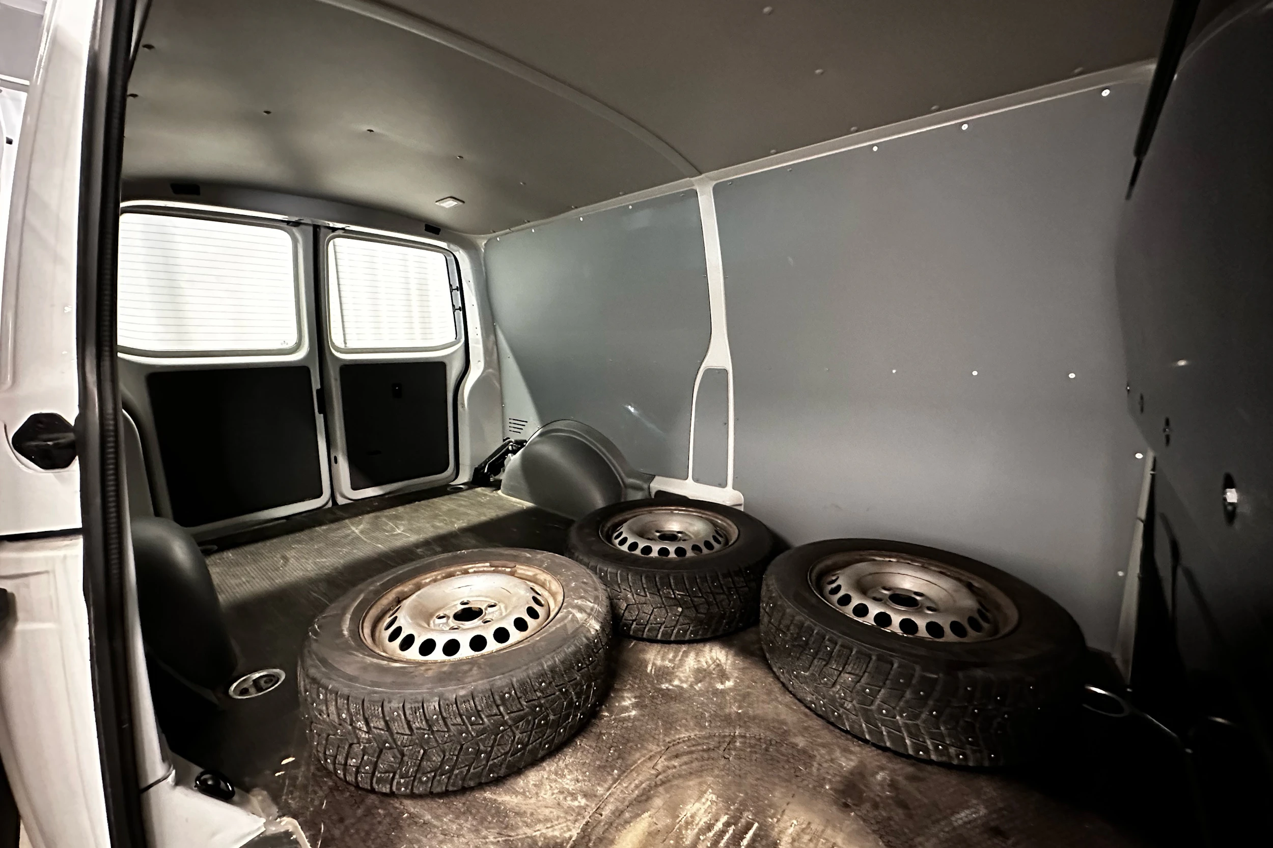 valkoinen Volkswagen Transporter 2024 kuva 12.