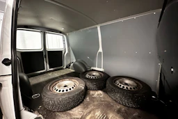 valkoinen Volkswagen Transporter 2024 kuva 12.