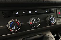 valkoinen Volkswagen Transporter 2024 kuva 17.