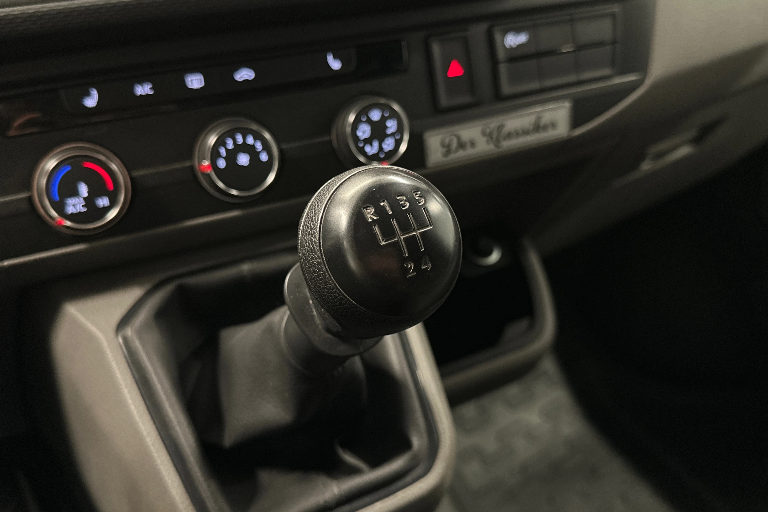 valkoinen Volkswagen Transporter 2024 kuva 19.