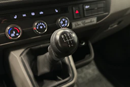 valkoinen Volkswagen Transporter 2024 kuva 19.