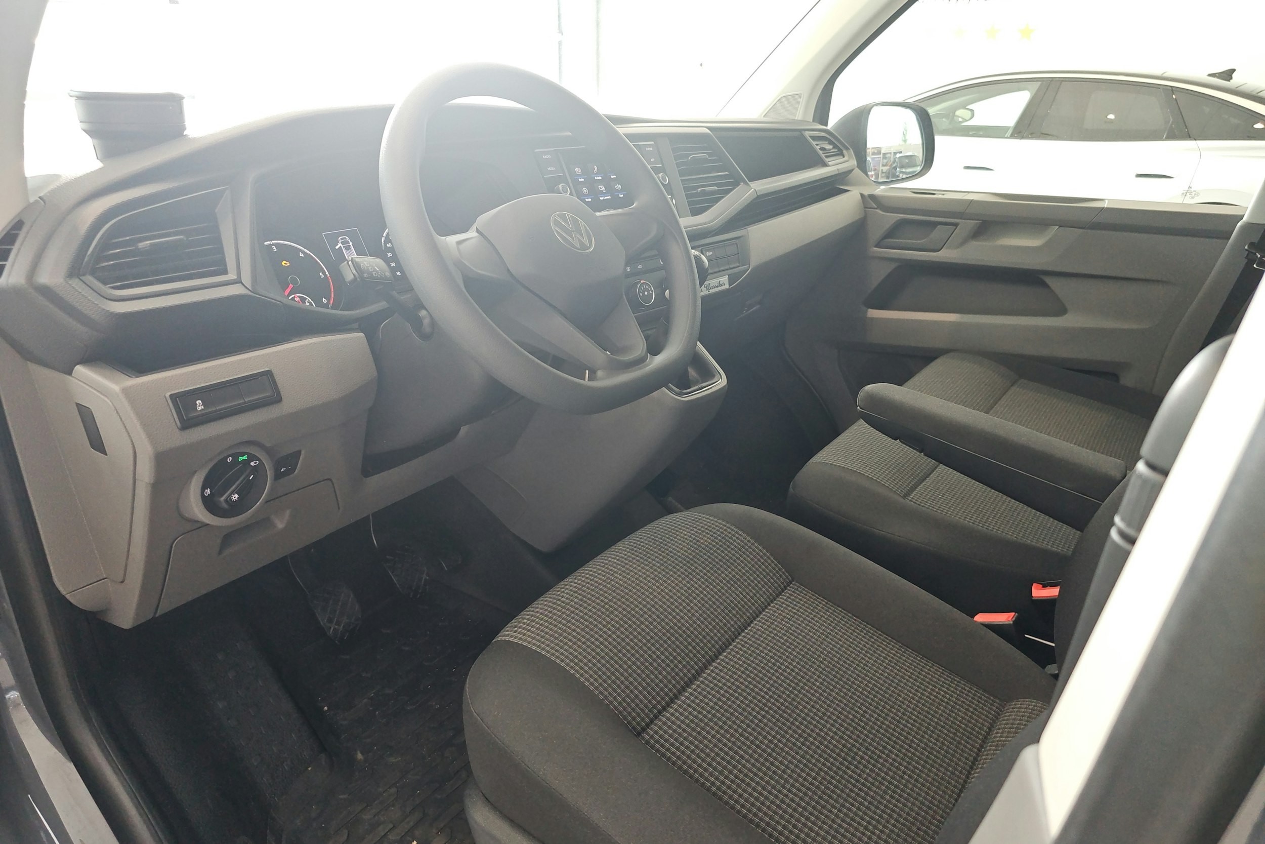 harmaa Volkswagen Transporter 2024 kuva 6.
