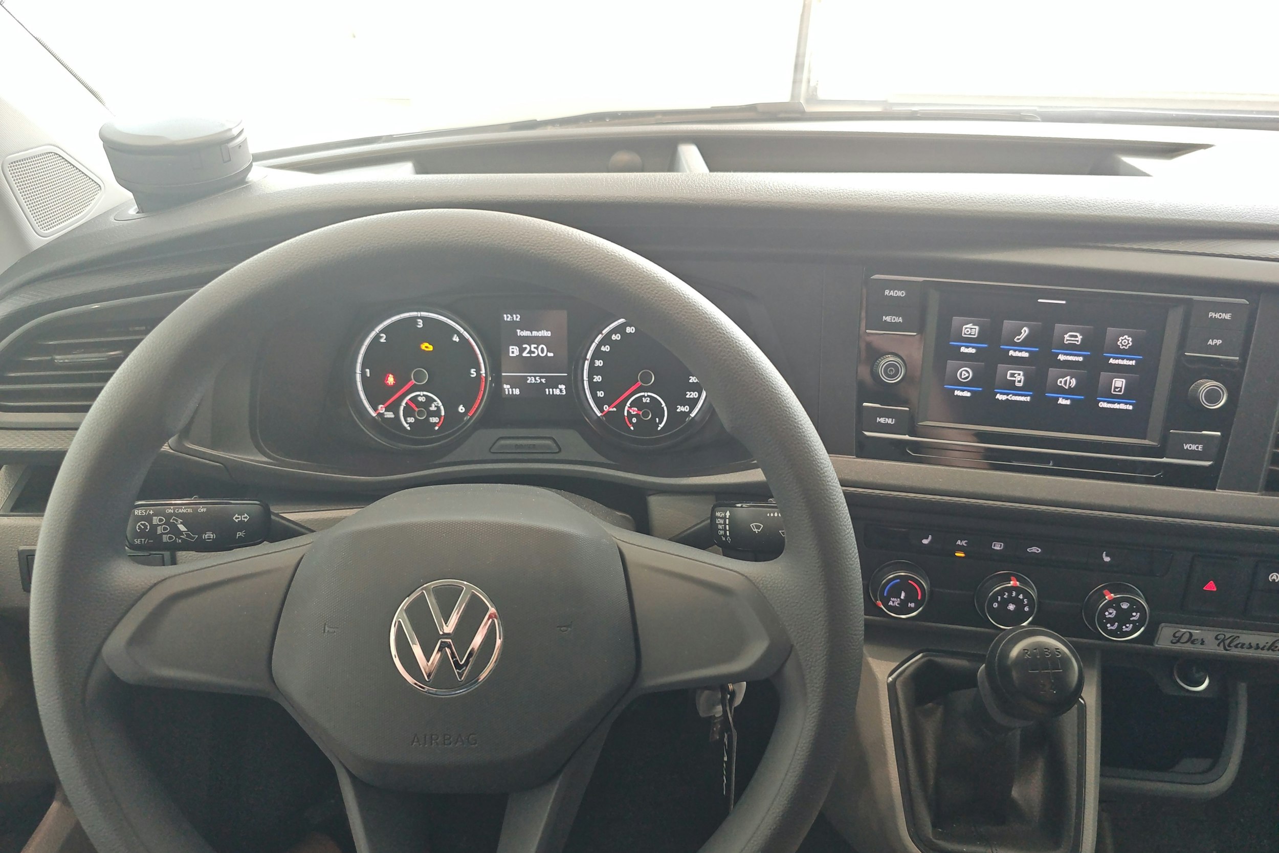 harmaa Volkswagen Transporter 2024 kuva 7.