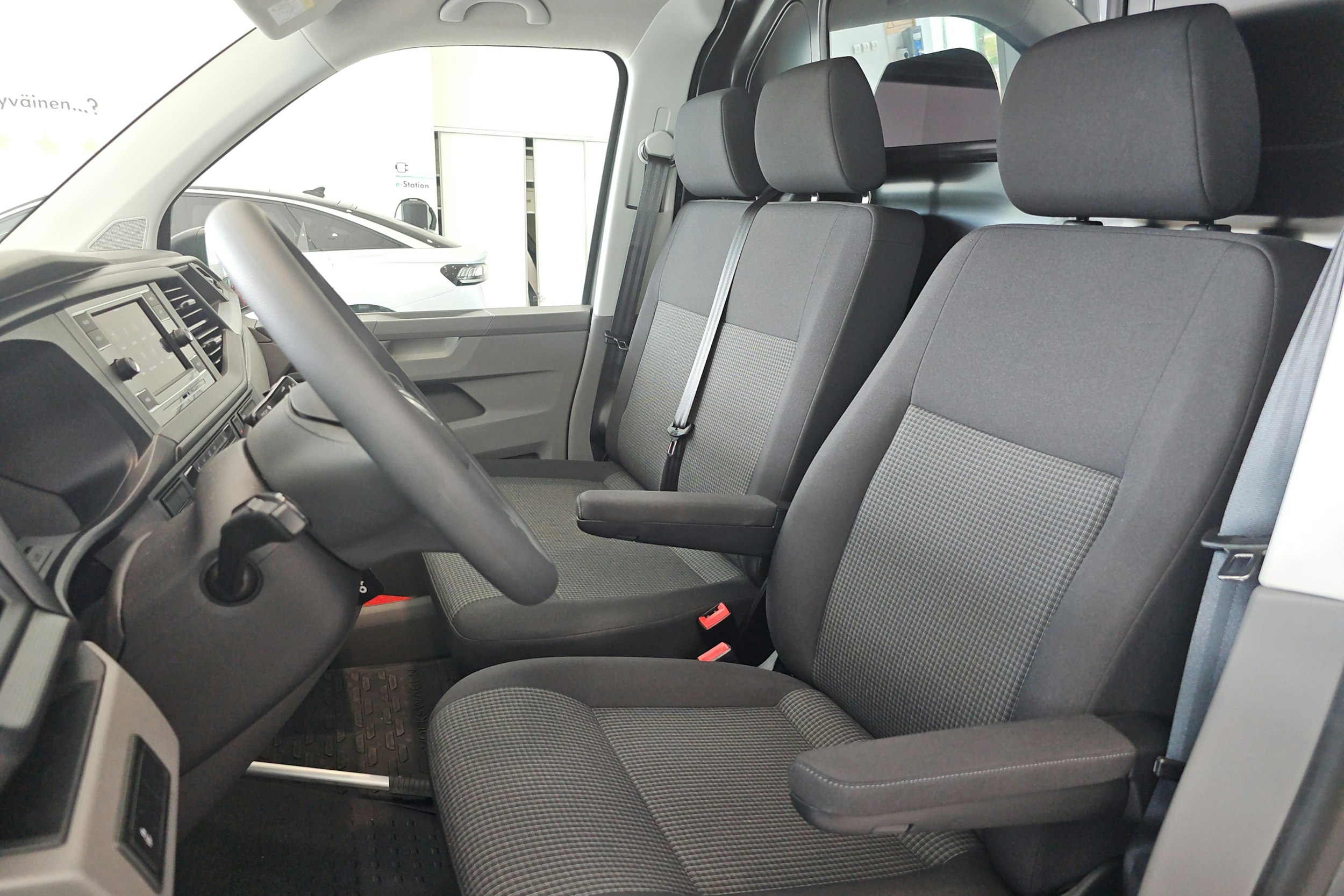harmaa Volkswagen Transporter 2024 kuva 8.