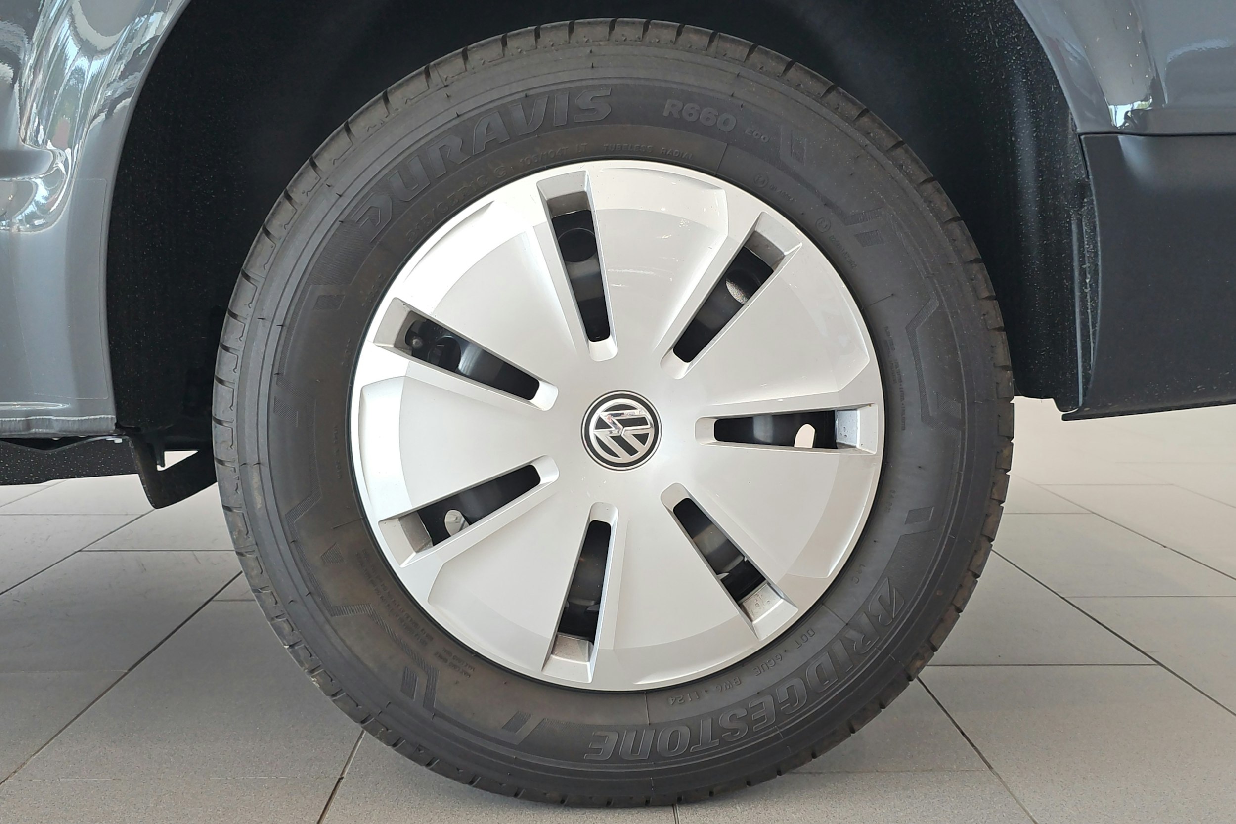 harmaa Volkswagen Transporter 2024 kuva 9.