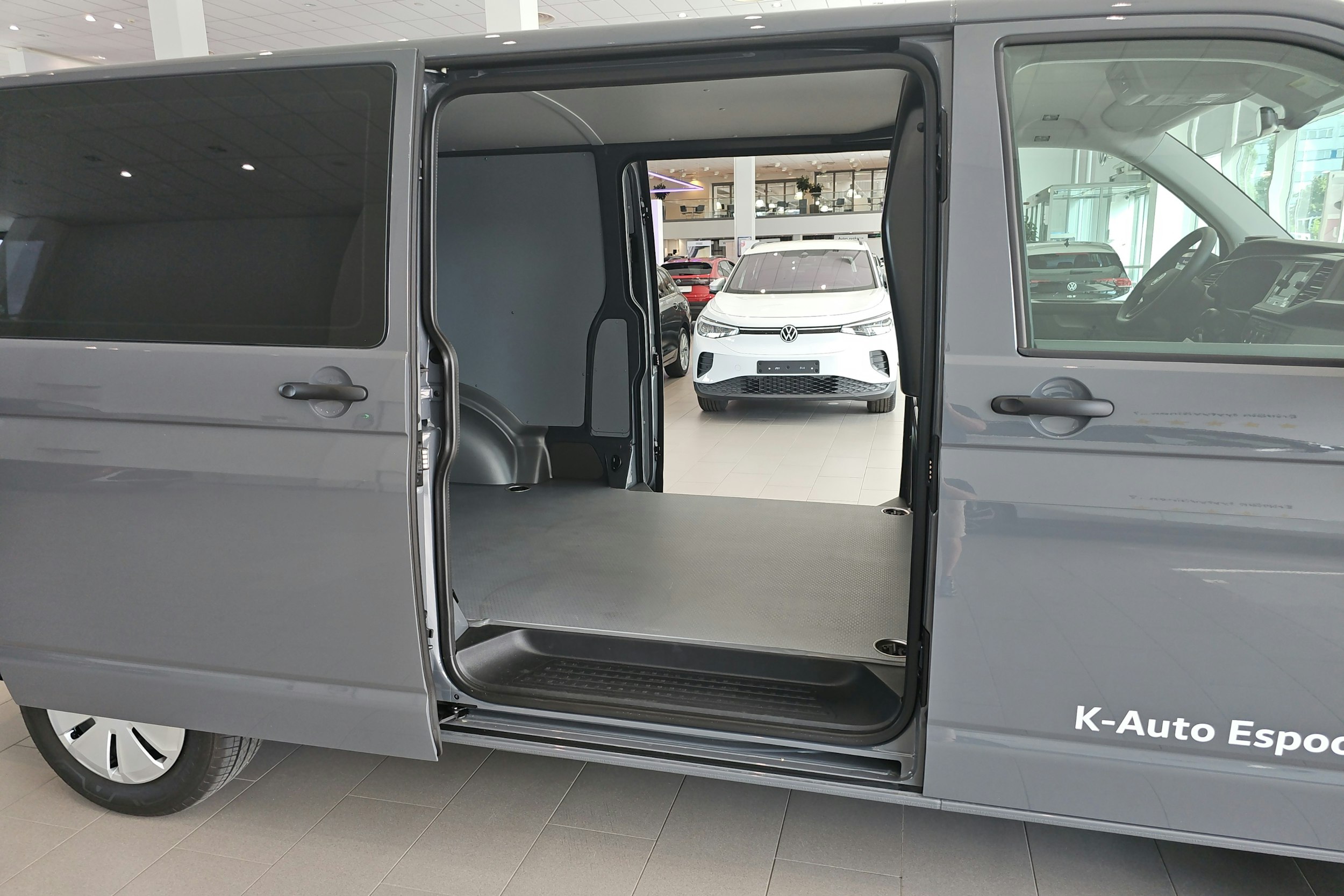 harmaa Volkswagen Transporter 2024 kuva 10.
