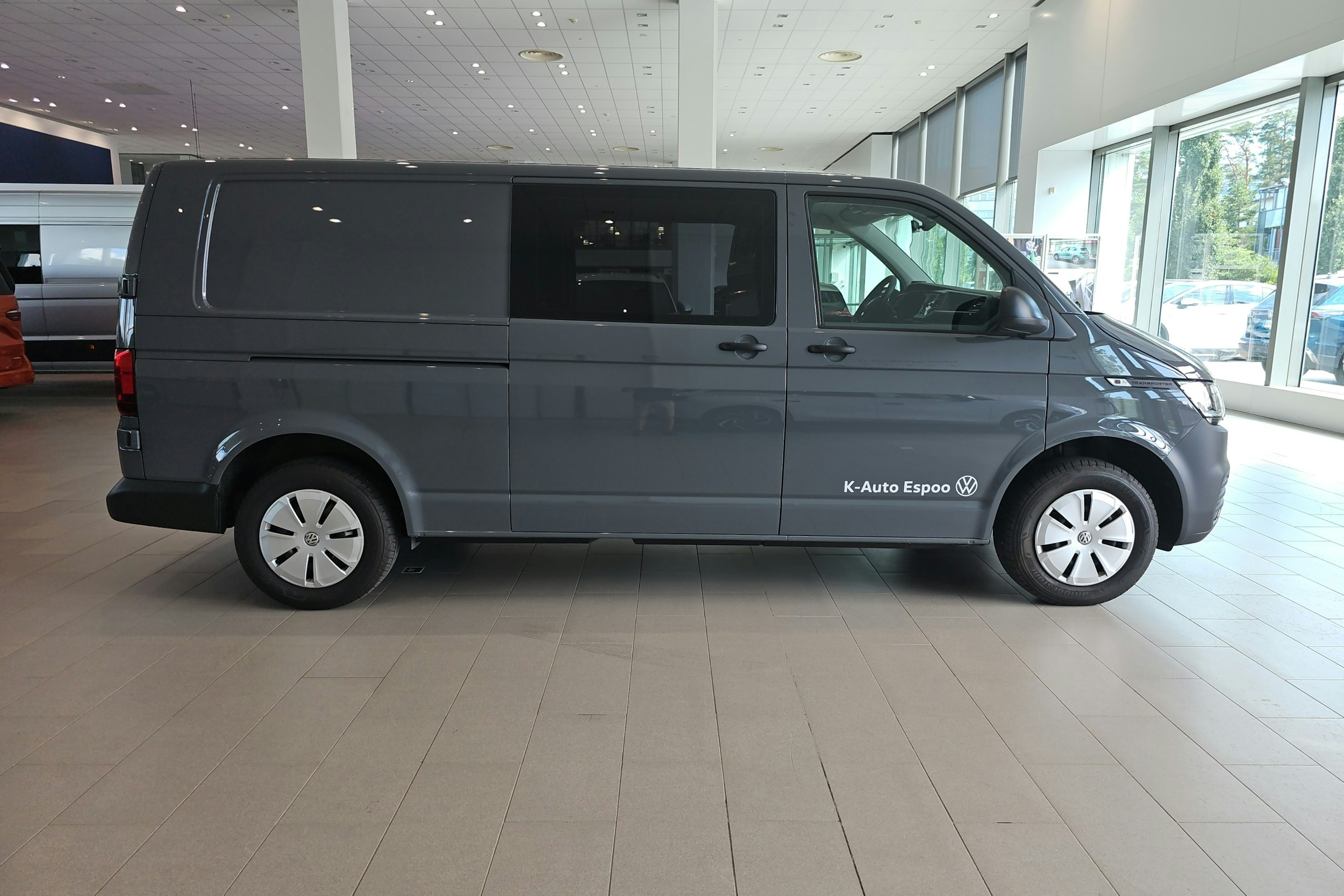 harmaa Volkswagen Transporter 2024 kuva 11.