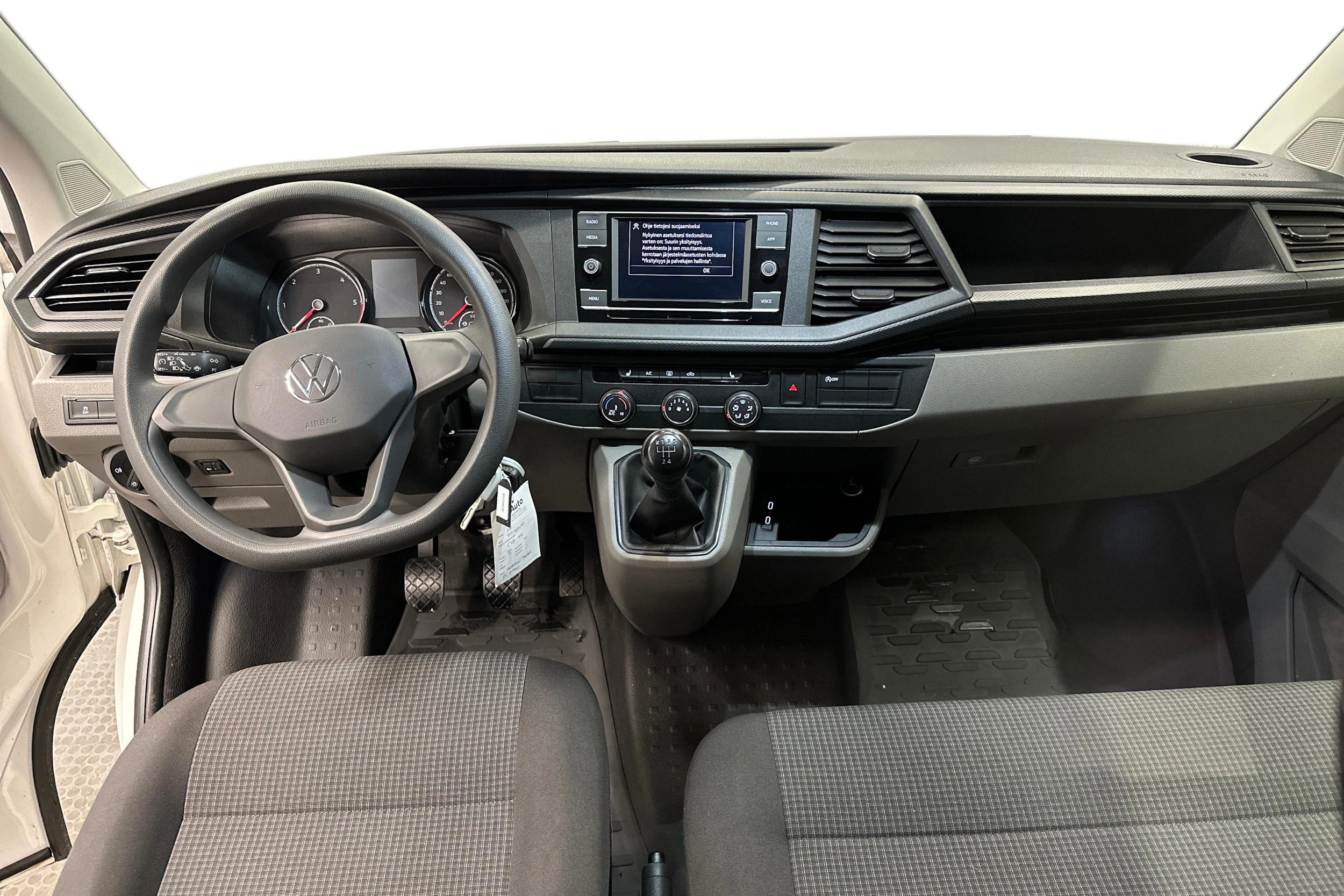 valkoinen Volkswagen Transporter 2024 kuva 7.