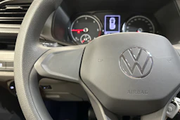 valkoinen Volkswagen Transporter 2024 kuva 11.