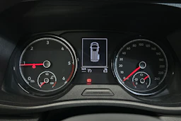 valkoinen Volkswagen Transporter 2024 kuva 13.