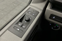 valkoinen Volkswagen Transporter 2024 kuva 15.