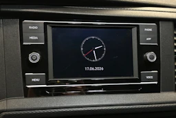 valkoinen Volkswagen Transporter 2024 kuva 16.