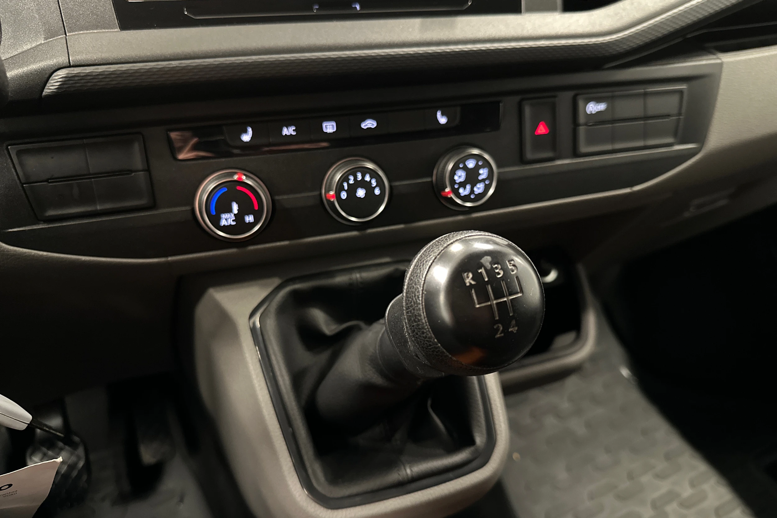 valkoinen Volkswagen Transporter 2024 kuva 25.