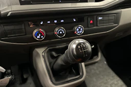 valkoinen Volkswagen Transporter 2024 kuva 25.