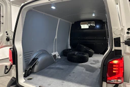 valkoinen Volkswagen Transporter 2024 kuva 27.