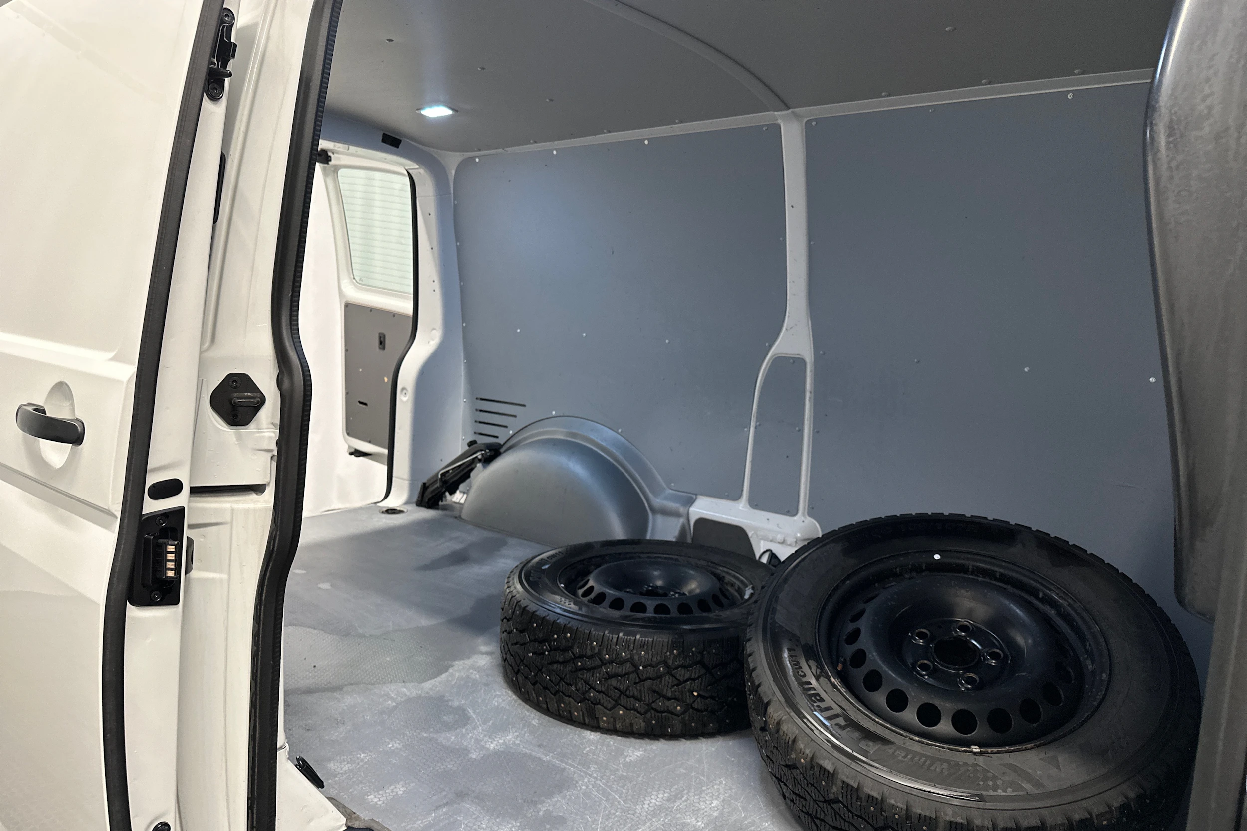 valkoinen Volkswagen Transporter 2024 kuva 28.