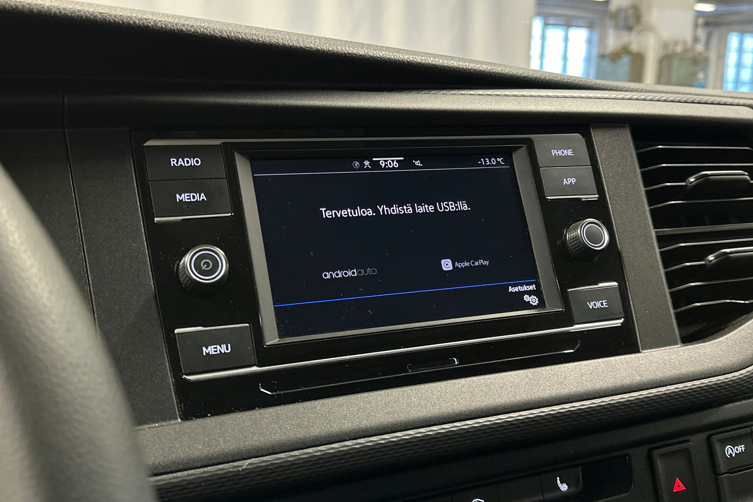 valkoinen Volkswagen Transporter 2024 kuva 15.