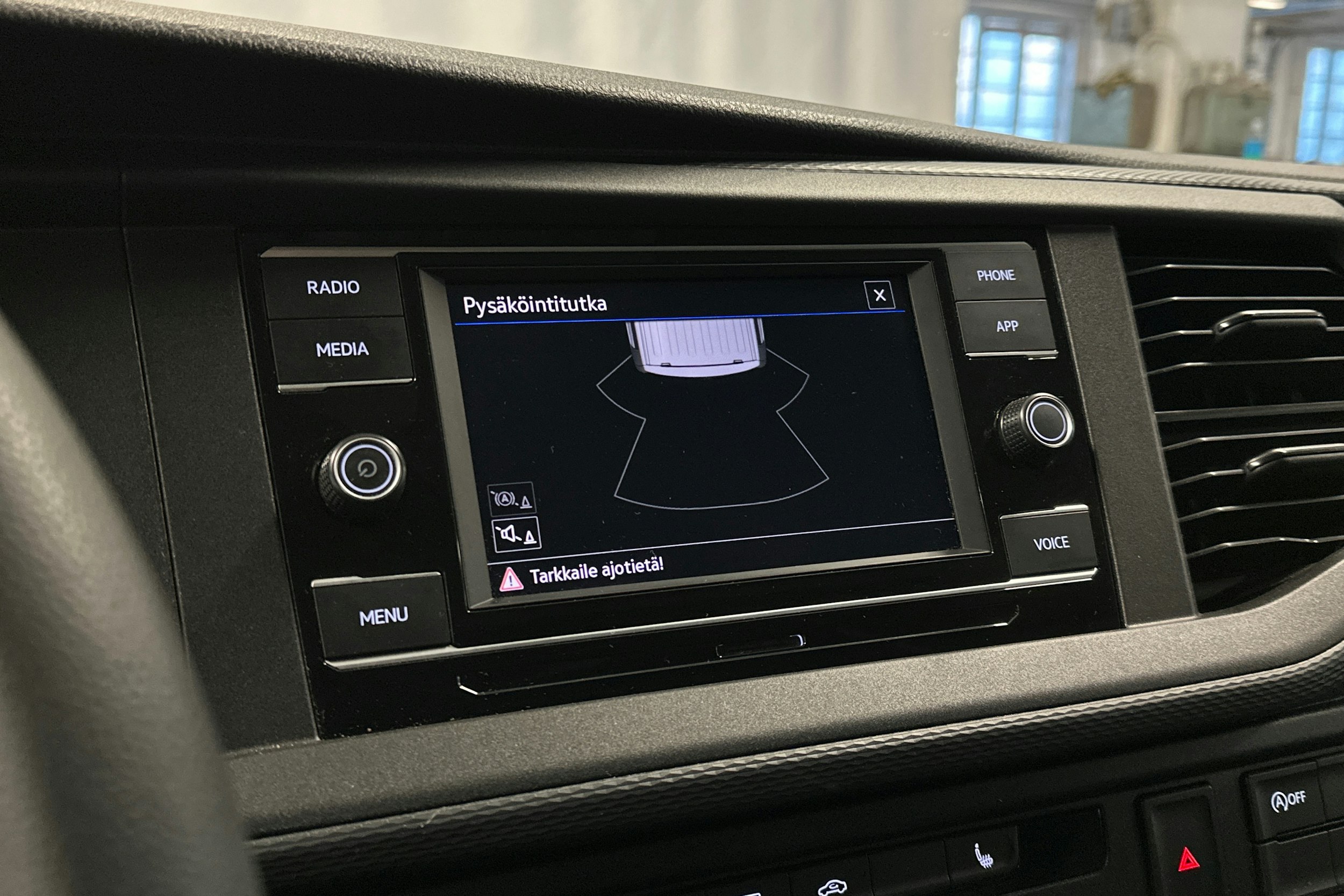 valkoinen Volkswagen Transporter 2024 kuva 16.