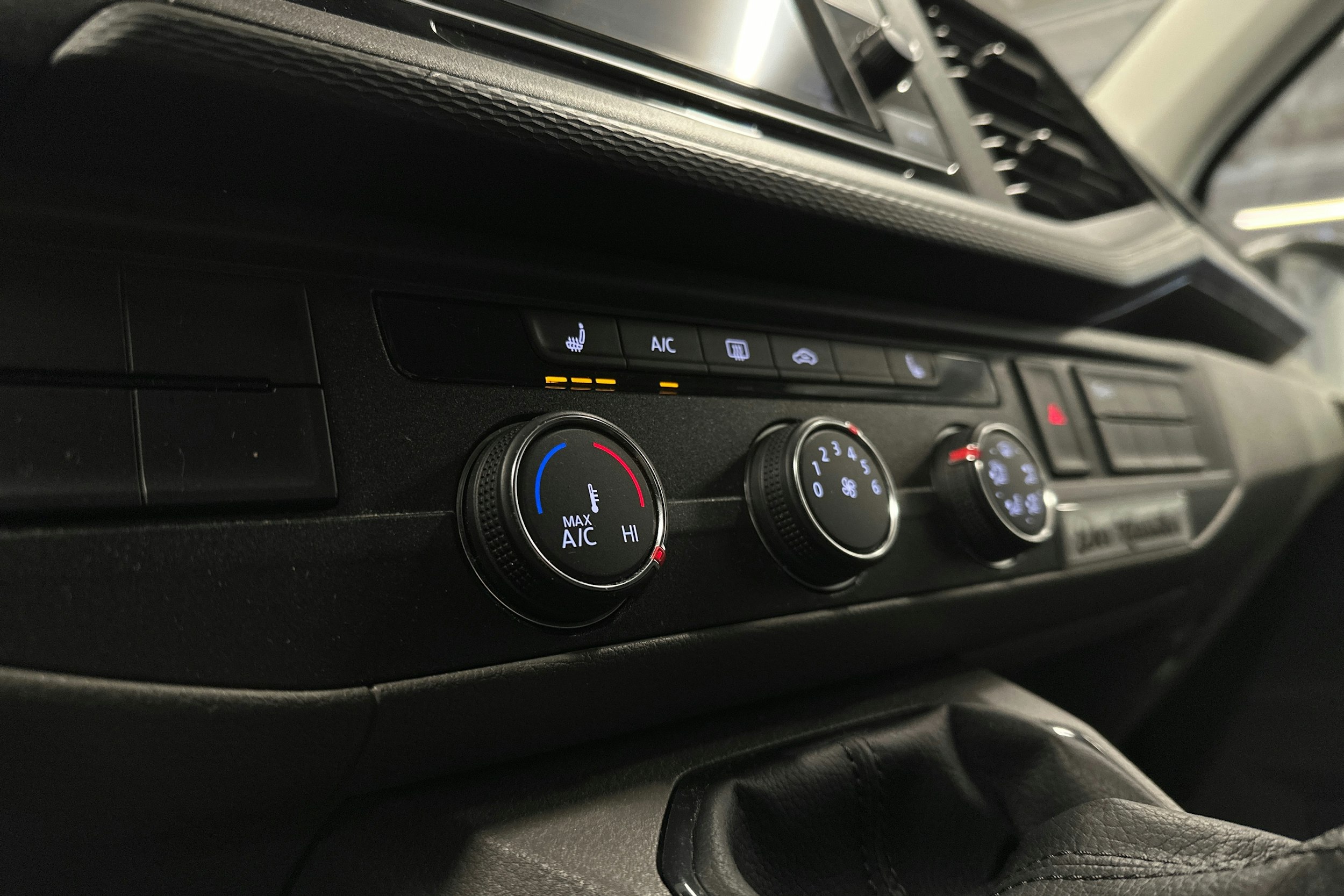 valkoinen Volkswagen Transporter 2024 kuva 17.