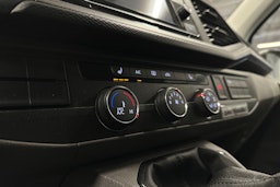 valkoinen Volkswagen Transporter 2024 kuva 17.