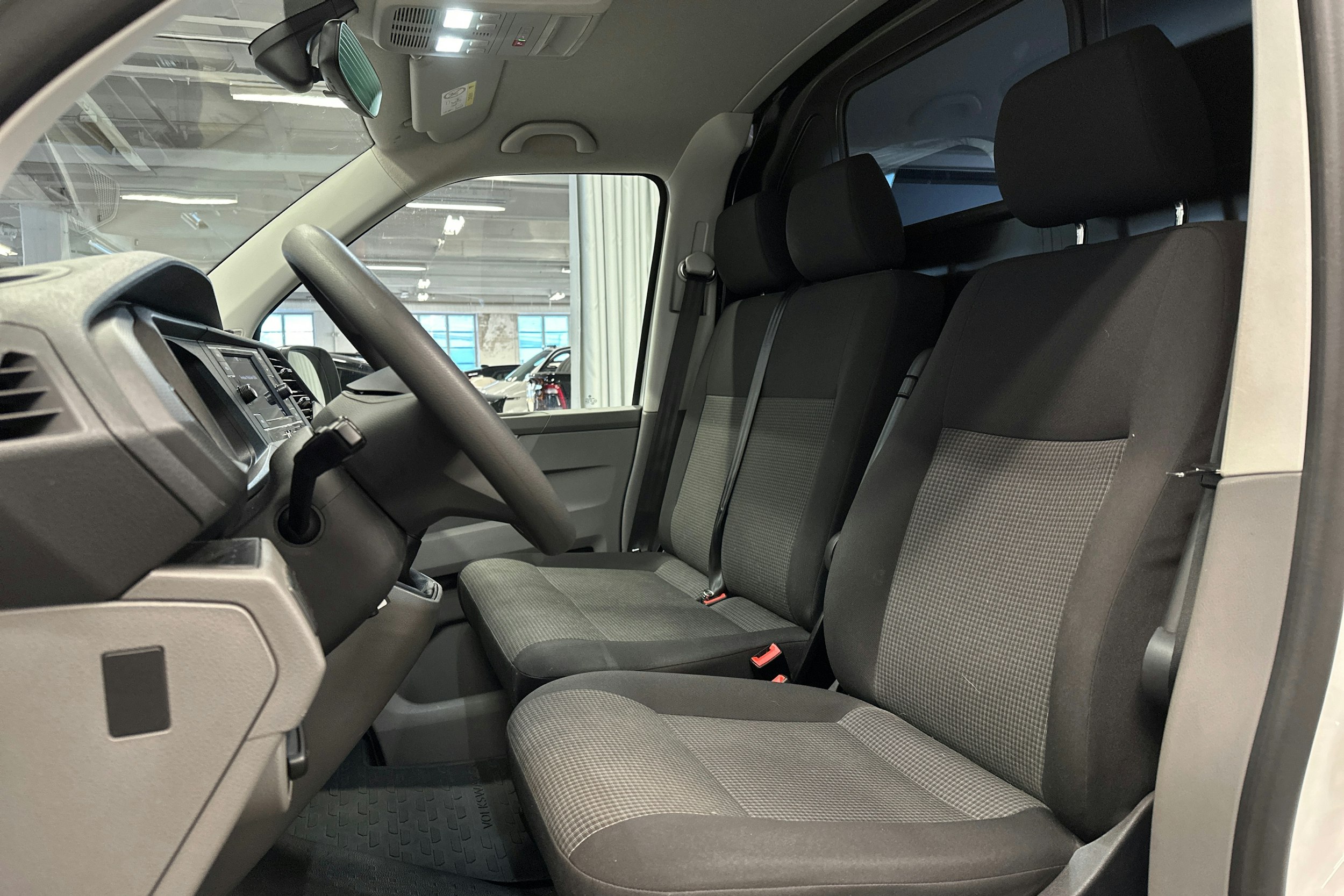 valkoinen Volkswagen Transporter 2024 kuva 19.