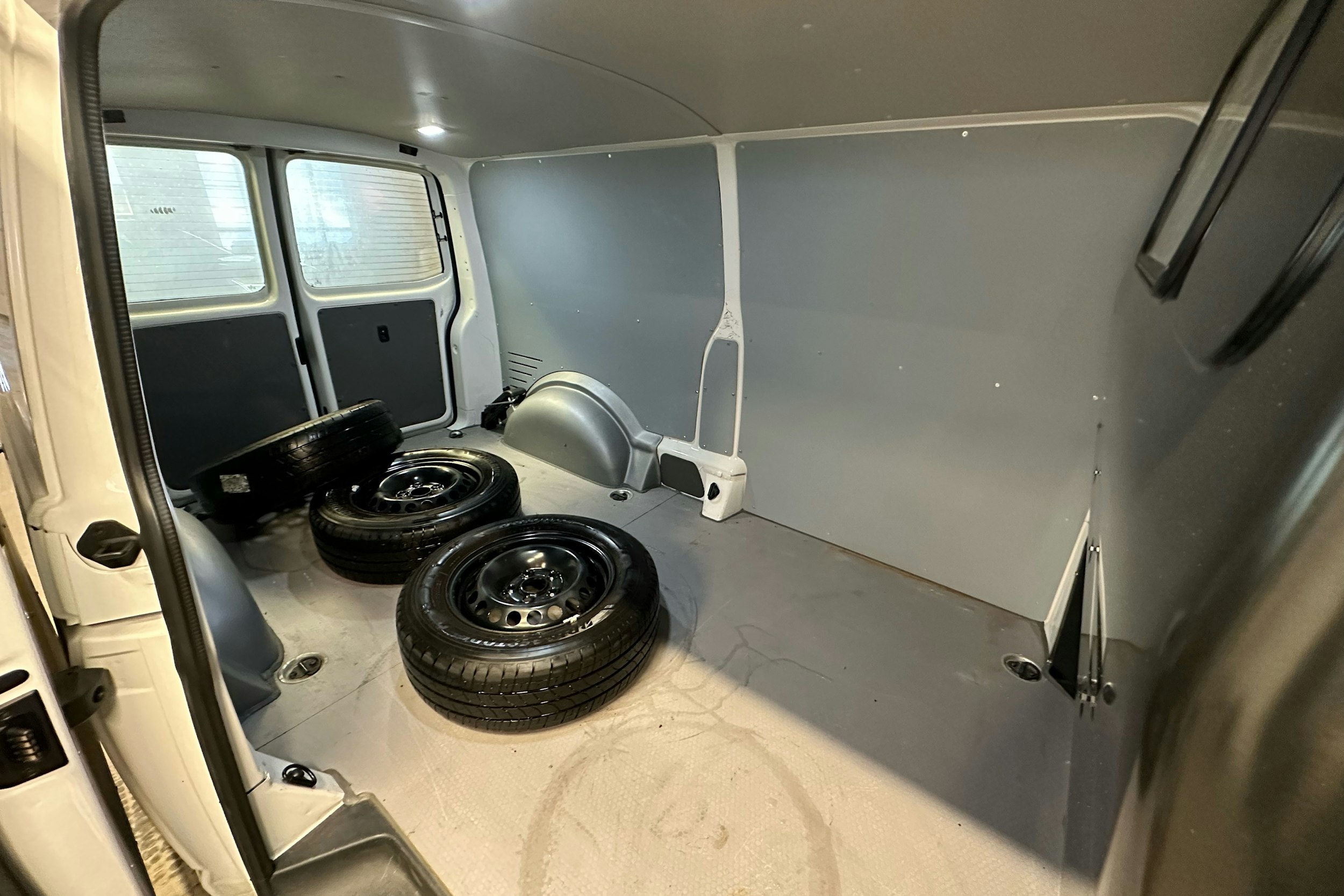 valkoinen Volkswagen Transporter 2024 kuva 21.