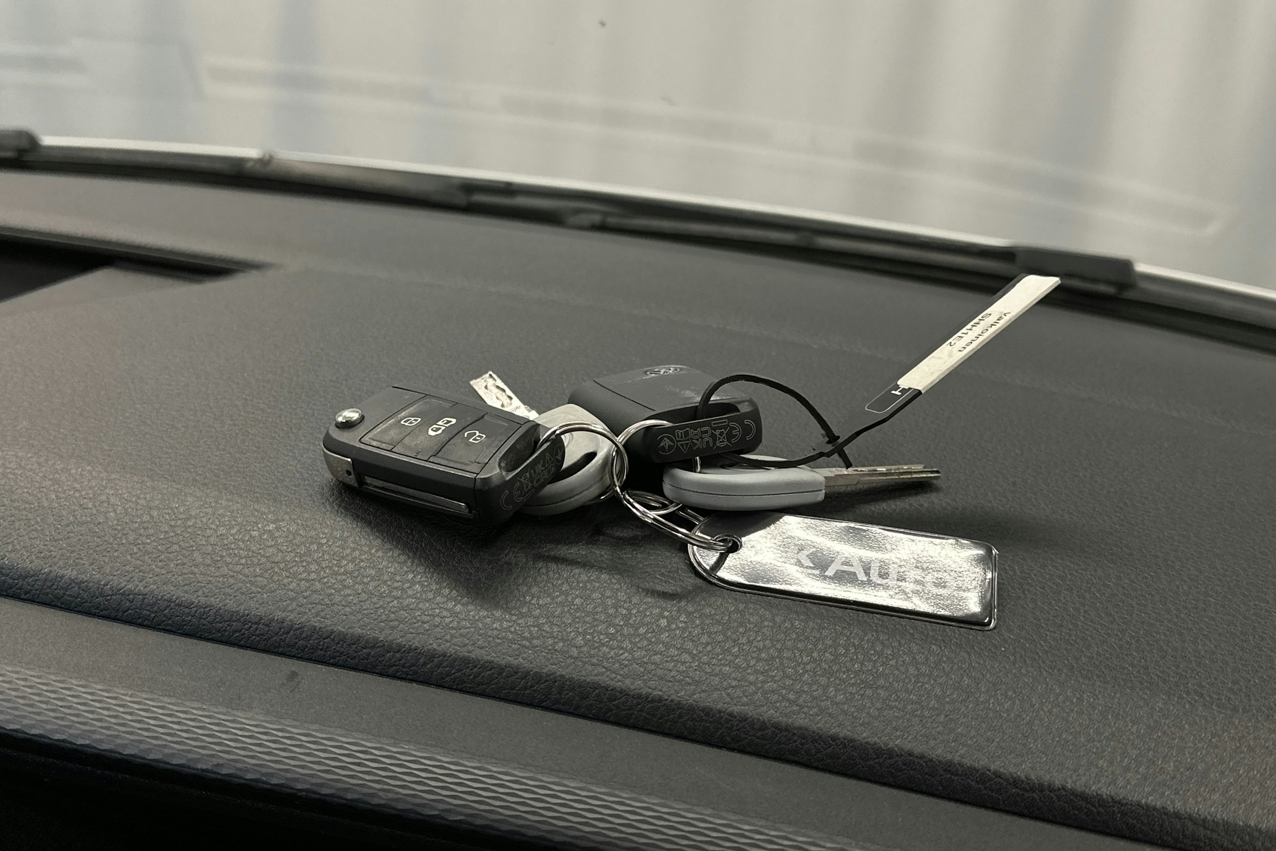 valkoinen Volkswagen Transporter 2024 kuva 22.