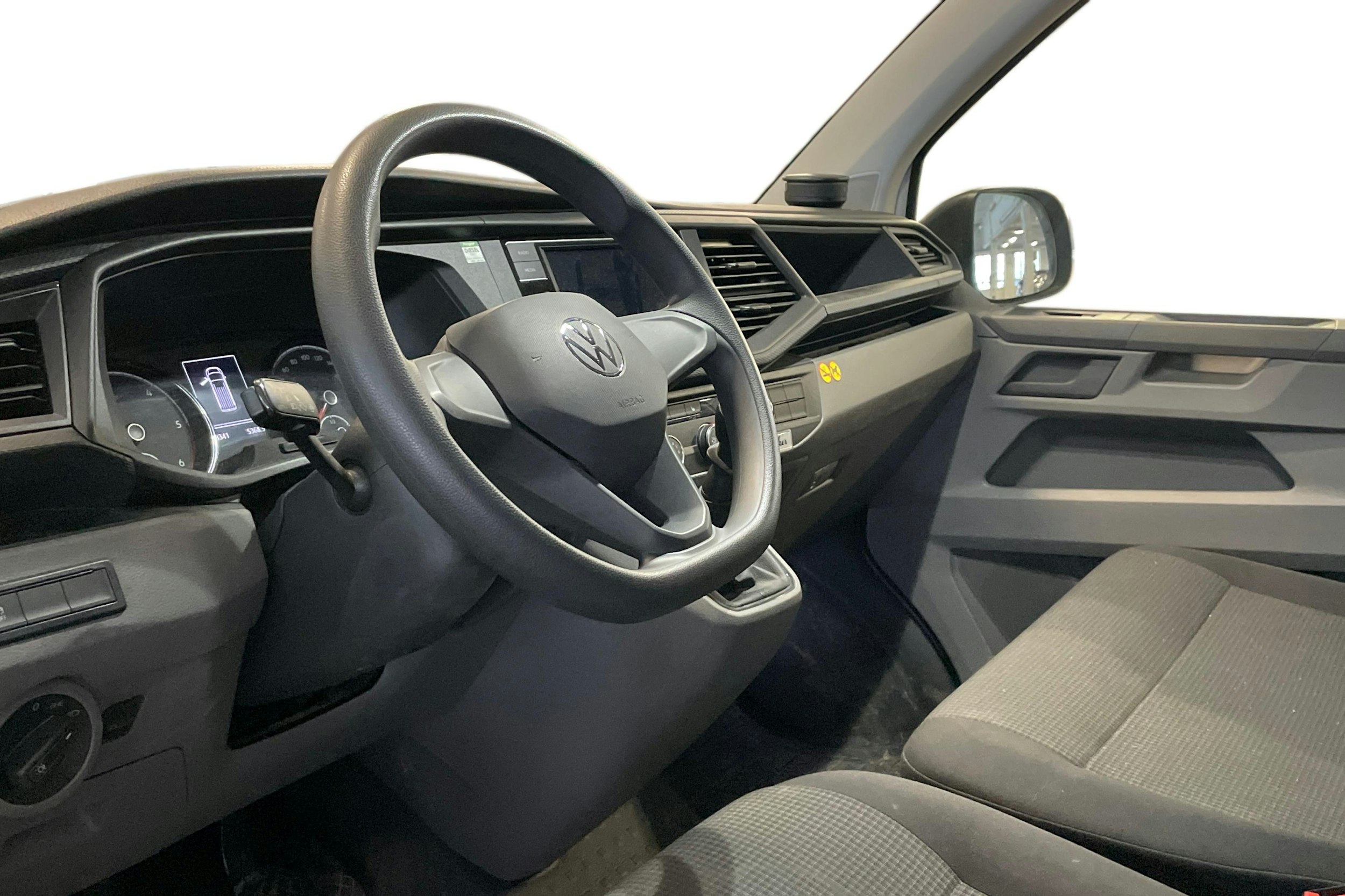 valkoinen Volkswagen Transporter 2024 kuva 3.