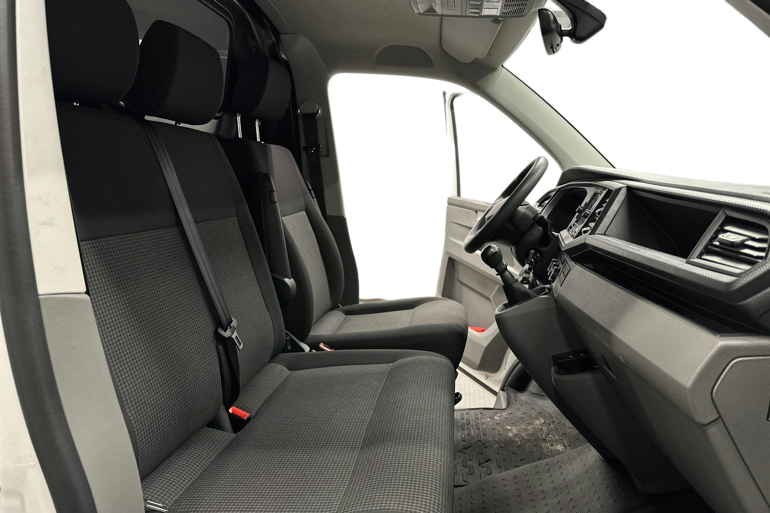 valkoinen Volkswagen Transporter 2024 kuva 9.