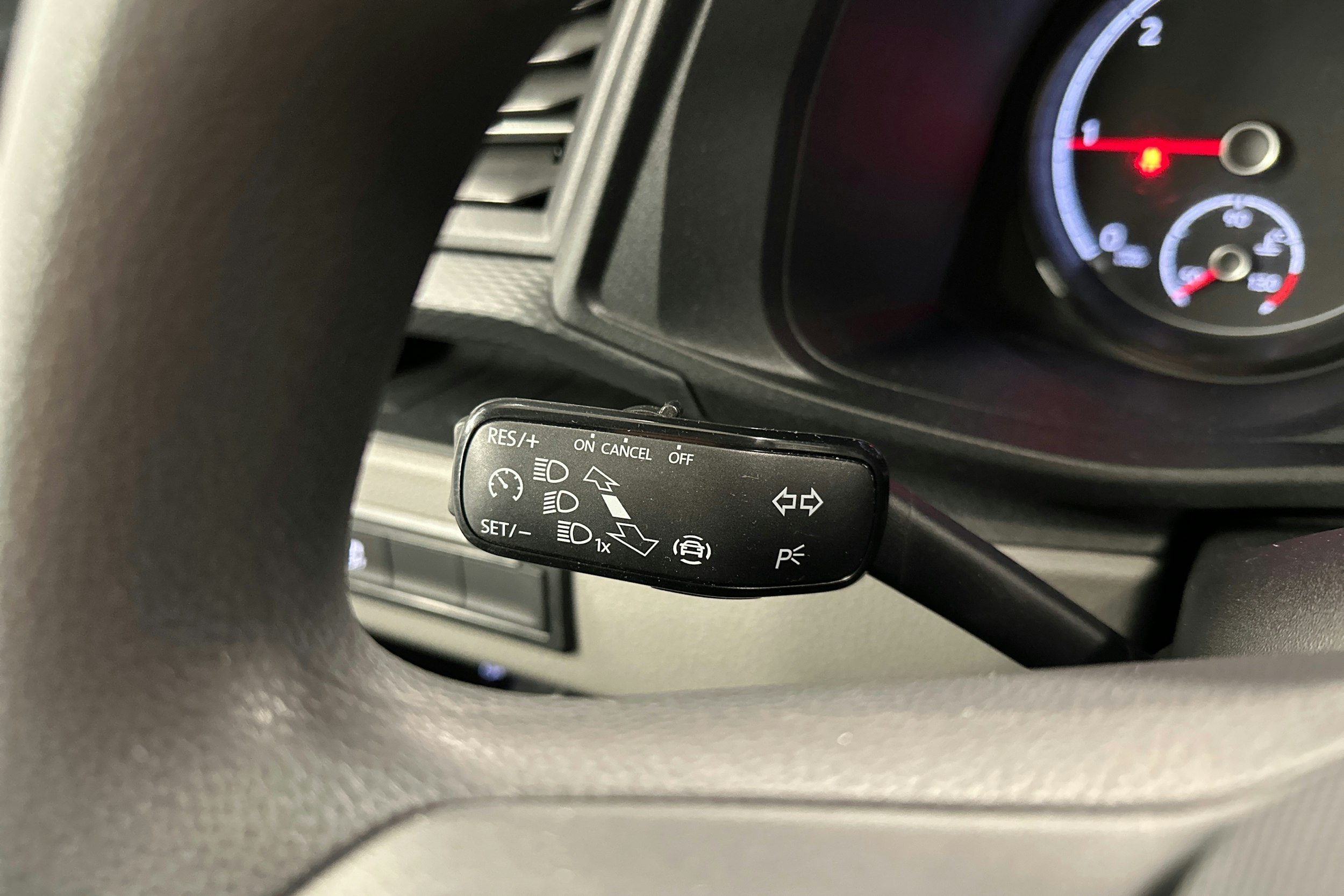 valkoinen Volkswagen Transporter 2024 kuva 16.