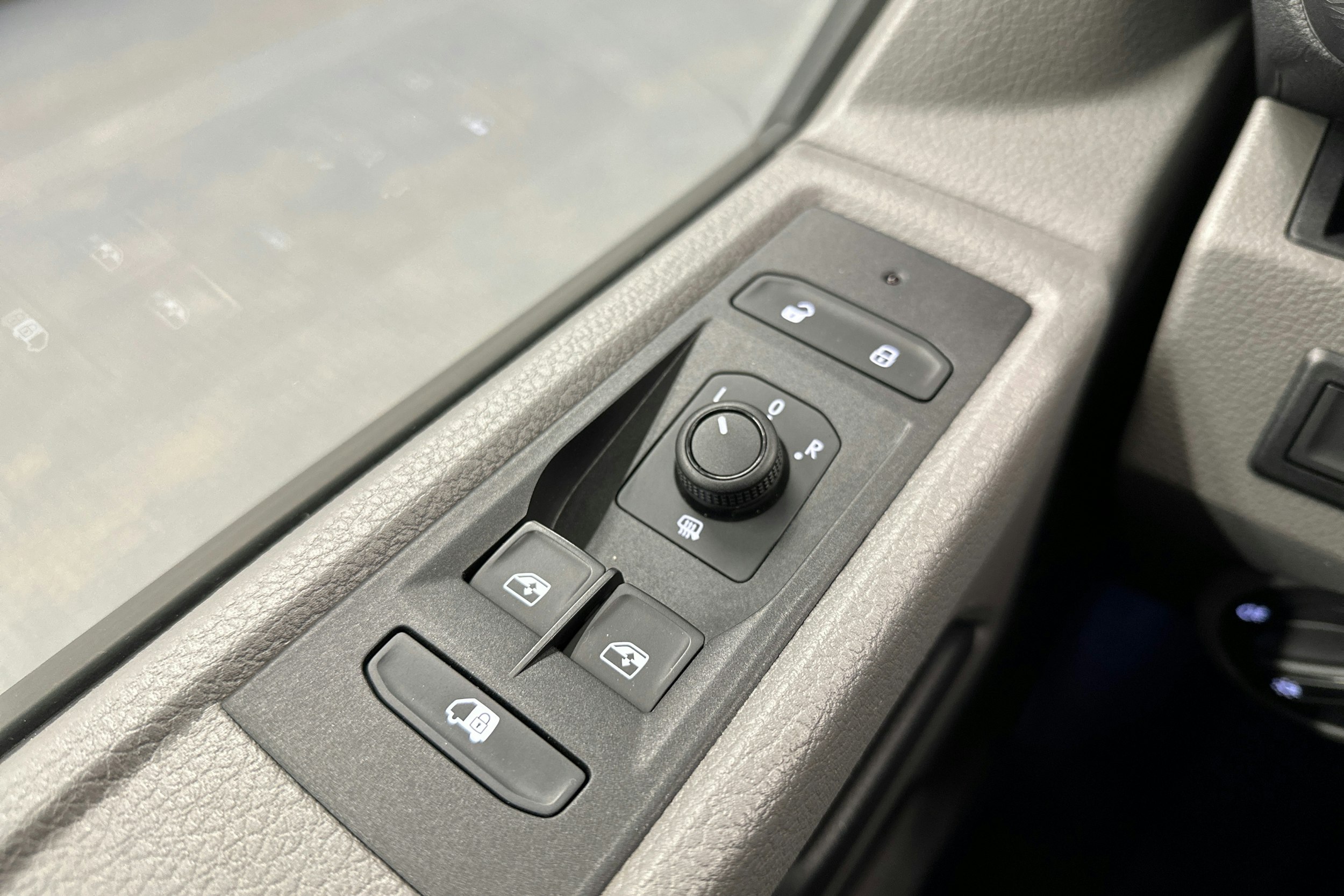 valkoinen Volkswagen Transporter 2024 kuva 18.