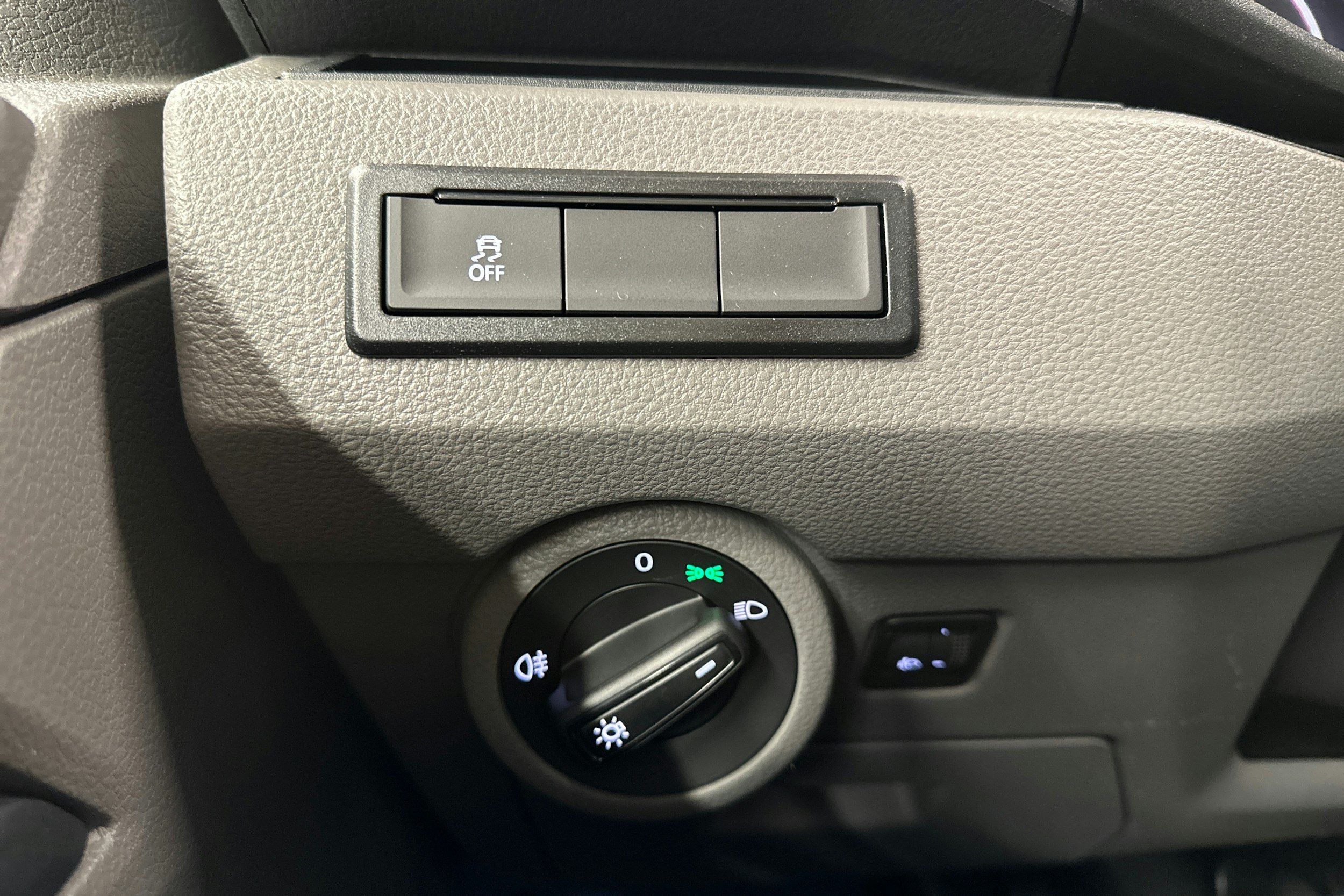 valkoinen Volkswagen Transporter 2024 kuva 19.