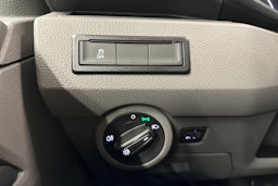 valkoinen Volkswagen Transporter 2024 kuva 19.