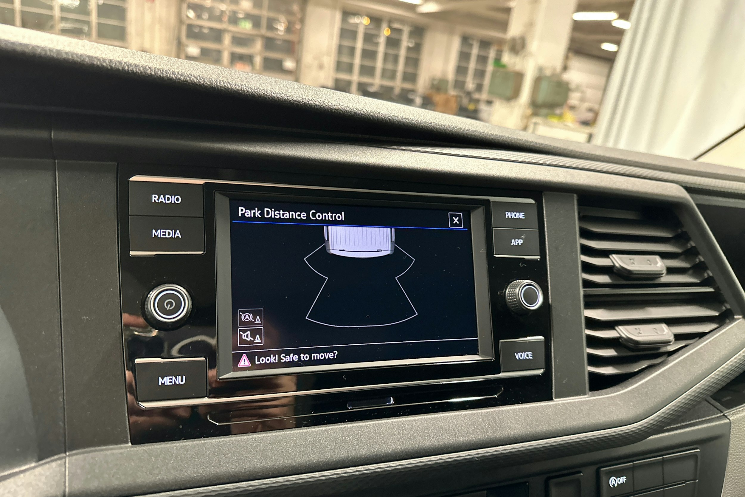 valkoinen Volkswagen Transporter 2024 kuva 20.