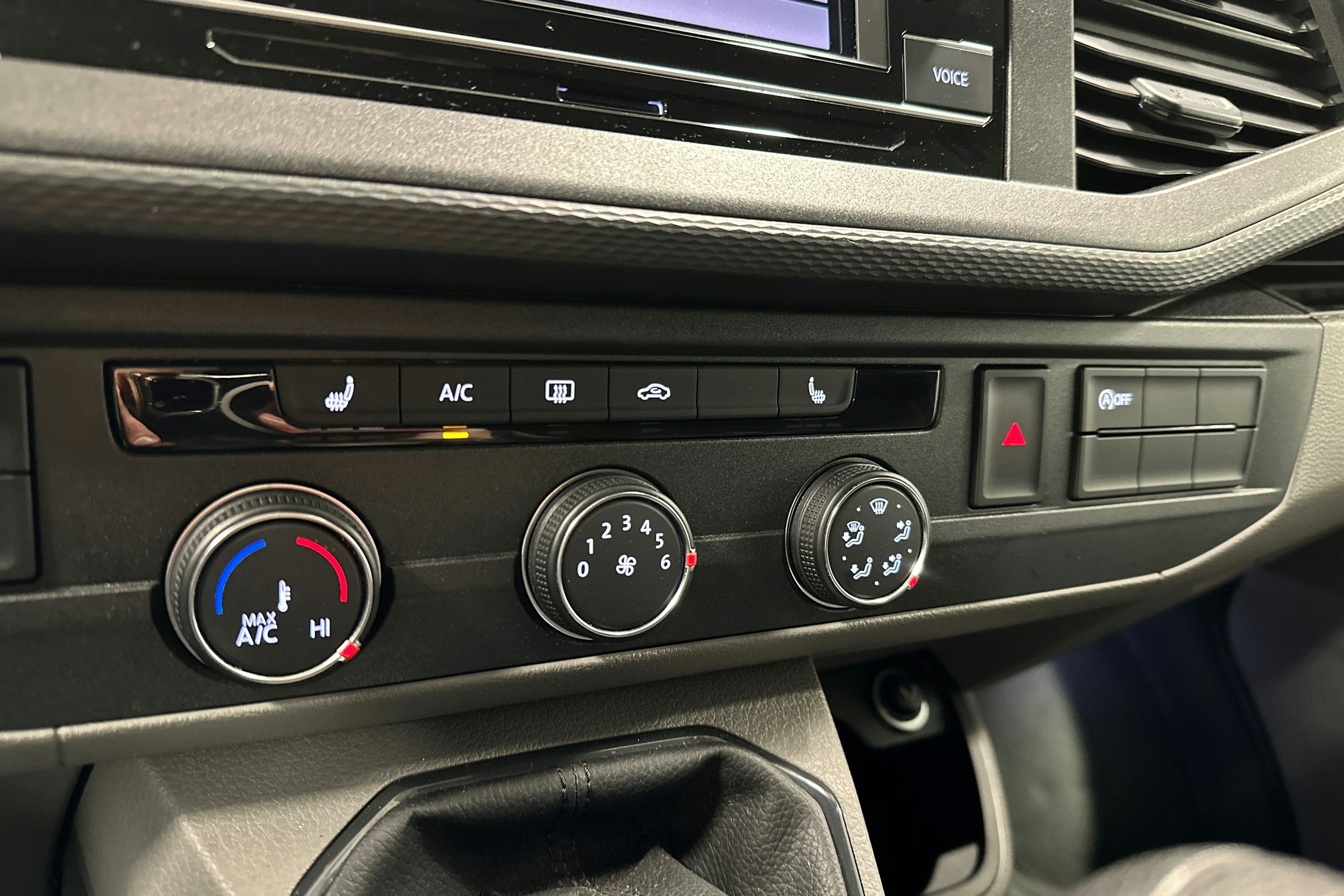 valkoinen Volkswagen Transporter 2024 kuva 23.