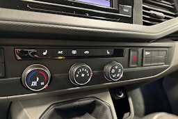 valkoinen Volkswagen Transporter 2024 kuva 23.