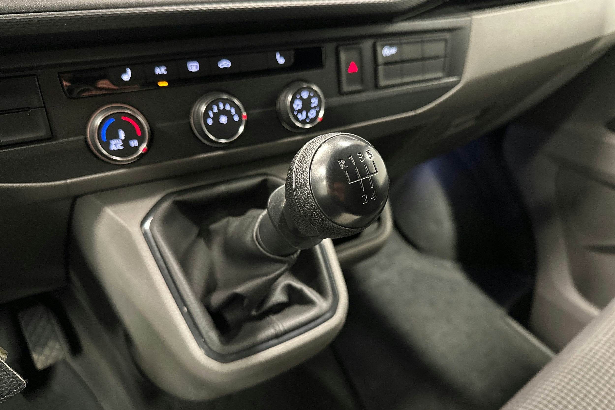 valkoinen Volkswagen Transporter 2024 kuva 24.