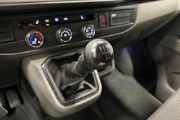 valkoinen Volkswagen Transporter 2024 kuva 24.