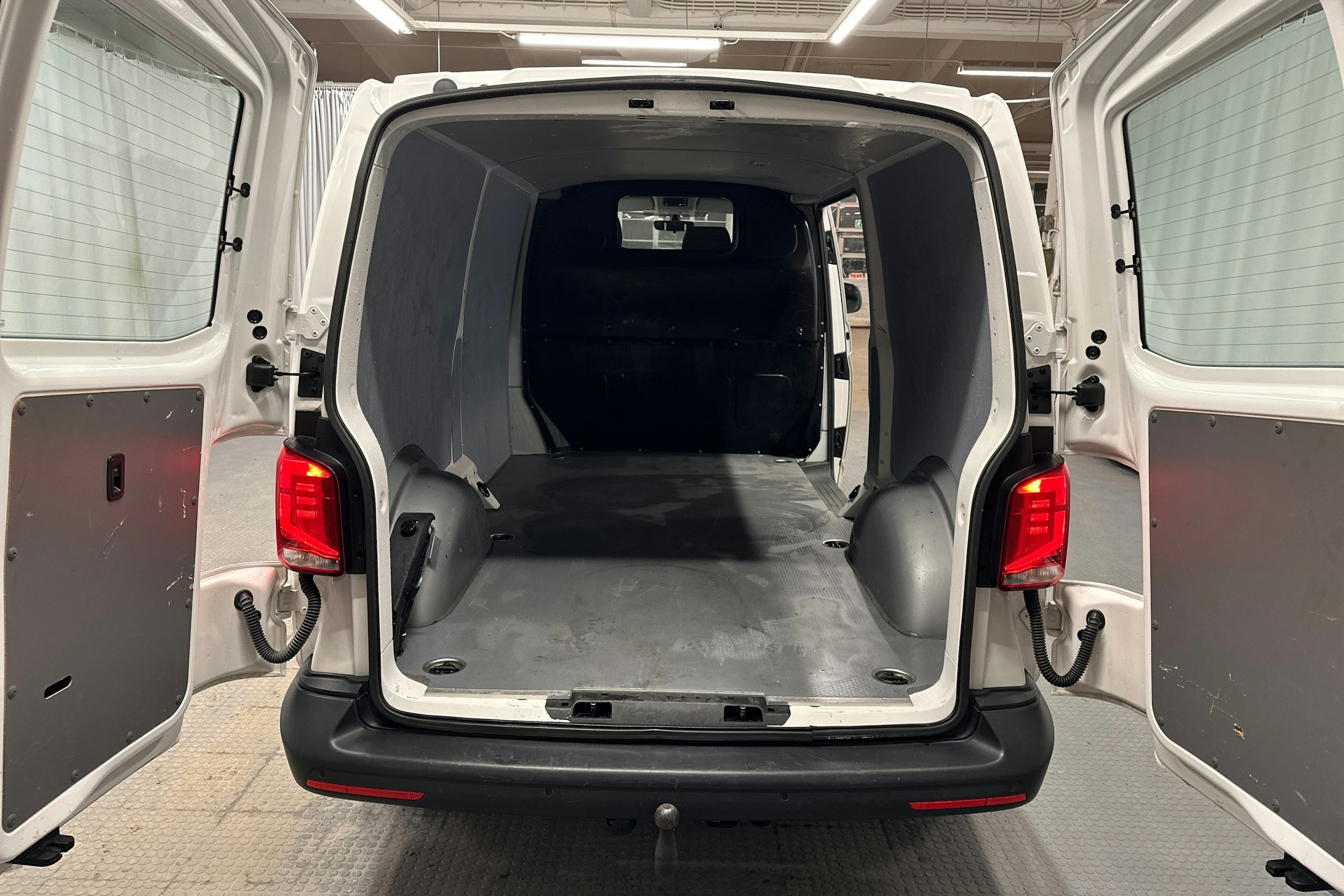 valkoinen Volkswagen Transporter 2024 kuva 25.