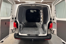 valkoinen Volkswagen Transporter 2024 kuva 25.