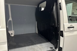 valkoinen Volkswagen Transporter 2024 kuva 26.