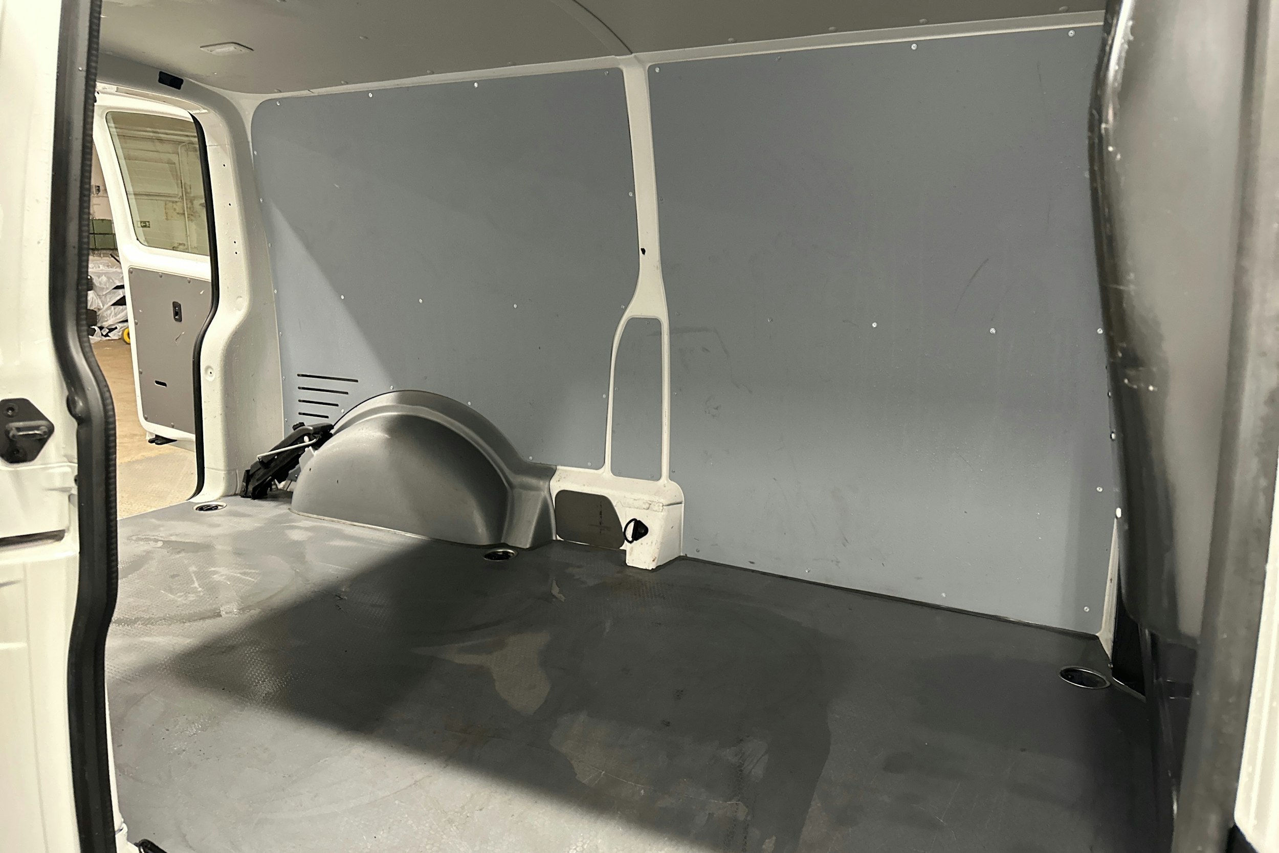 valkoinen Volkswagen Transporter 2024 kuva 27.