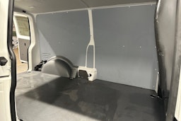 valkoinen Volkswagen Transporter 2024 kuva 27.