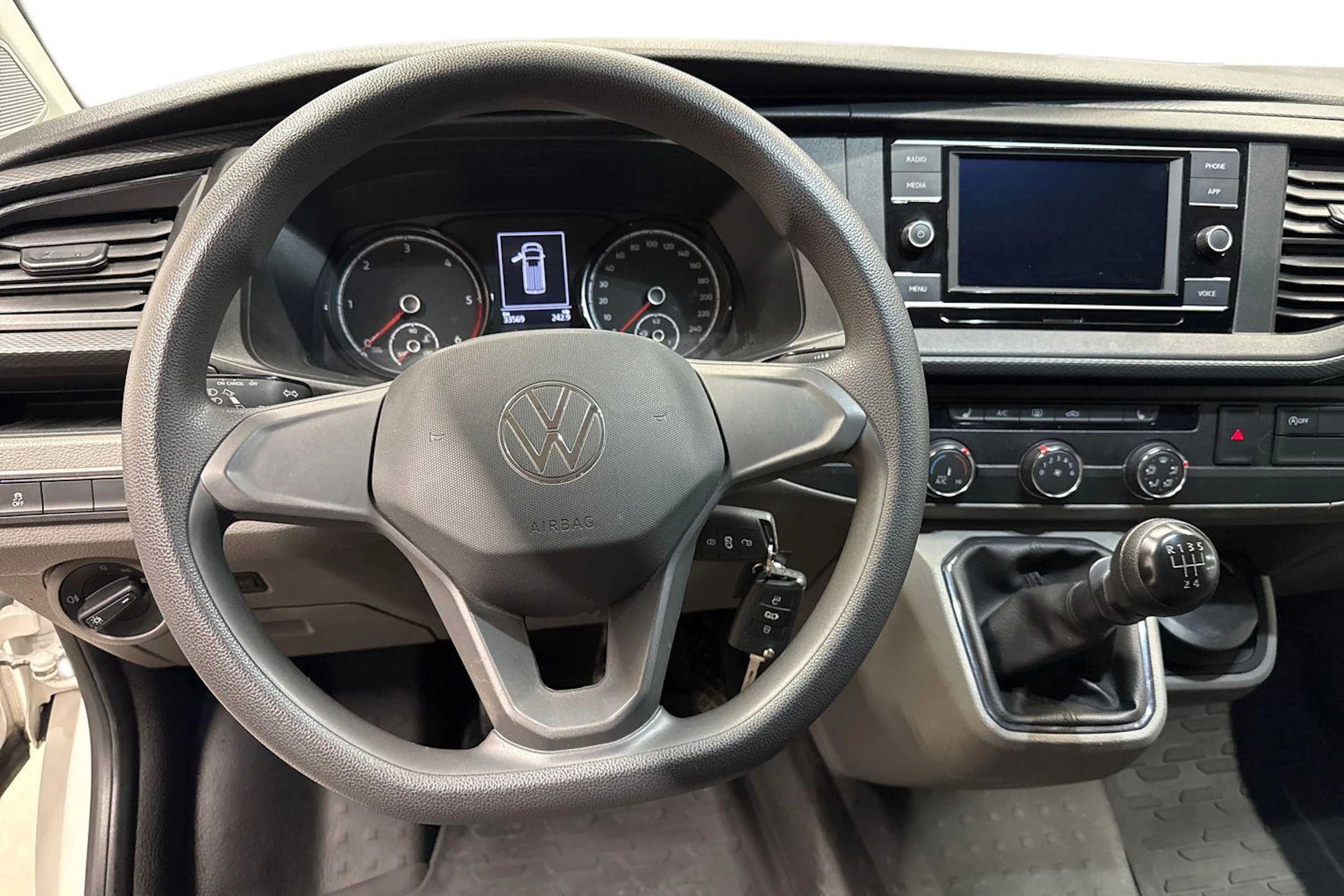 valkoinen Volkswagen Transporter 2024 kuva 9.