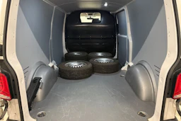 valkoinen Volkswagen Transporter 2024 kuva 15.